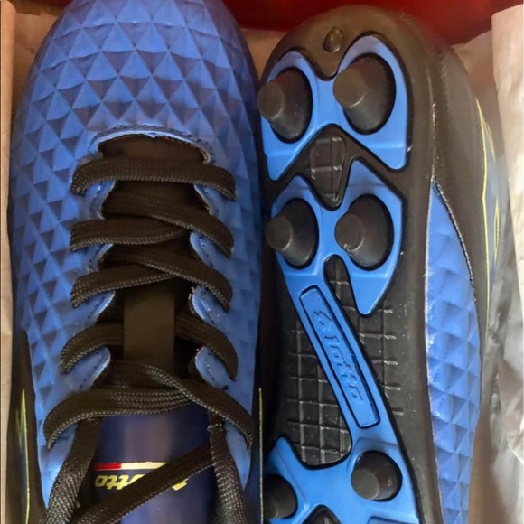 Forza Elite blue soccer cleats in a youth size 4. - Picture 2 of 3